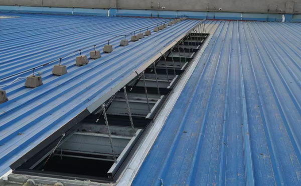 某城市大型商业综合体中庭肃南排烟窗工程